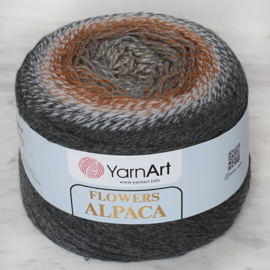 Yarn: Variegated dark green alpaca DK yarn